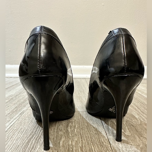 Preloved Vera Wang Mixed Black Leather Heels Size 6.5! - Picture 3 of 7